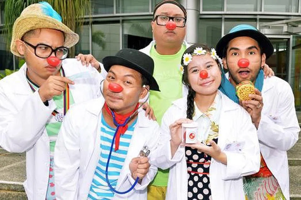 MAHU MENCERIAKAN PESAKIT DI HOSPITAL: Antara pelatih doktor badut Singapura ialah (dari kiri) Encik Ahmad Zaaki Mohd Nasir, Encik Irfan Kasban, Encik Shaiful Risan, Cik Noor Izzaty Ishak dan Encik Ghazali Muzakir. - Foto KHALID BABA