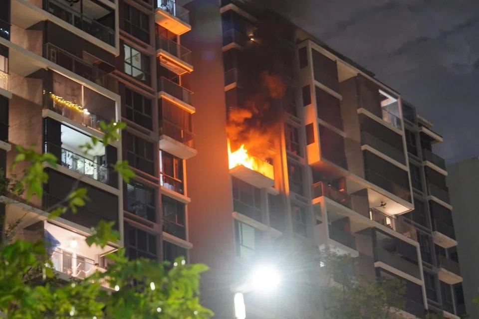 Pasukan Pertahanan Awam Singapura (SCDF) dimaklumkan mengenai satu kebakaran pada 25 Februari sekitar 9.15 malam di Blok 13 EC Bellewaters yang terletak di Anchorvale Crescent, Sengkang.