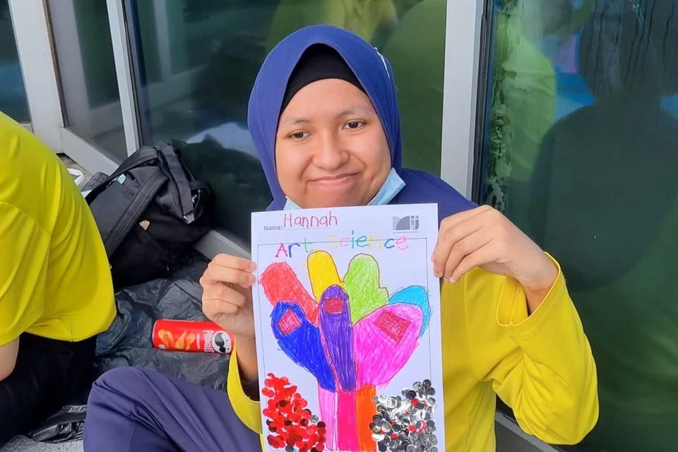 Cik Hannah Syuhadah Hatnan, 22 tahun, yang telah menghadiri program kesediaan dewasa (RAP) di My Inspiring Journey Hub, atau MIJ Hub, sejak berusia 18 tahun, gemar melakukan kegiatan seni.