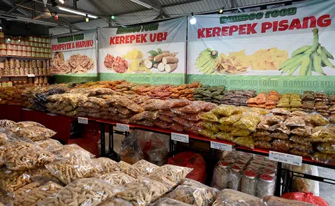 Bamboo Food menawarkan lebih 200 pilihan kerepek dan kuih-muih.