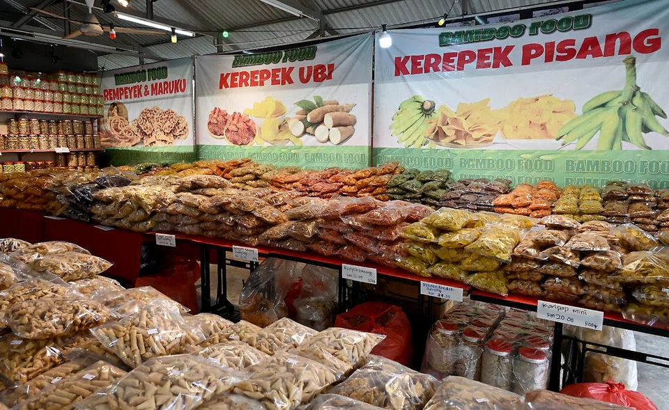 Bamboo Food menawarkan lebih 200 pilihan kerepek dan kuih-muih.
