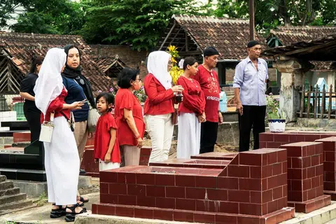 Semasa mengunjungi Surakarta, Cik Shahida sekeluarga berkesempatan menziarahi makam saudara-mara Indonesia mereka yang sudah meninggal.
