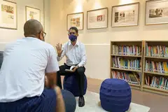 IBU TUNGGAK KEKUATAN: Menurut Profesor Madya Dr Muhammad Faishal Ibrahim, pelajar banduan Frank (nama samaran) berkata ibunya menjadi sumber dorongan dan tunggak kekuatan baginya. - Foto MUHAMMAD FAISHAL IBRAHIM/Facebook