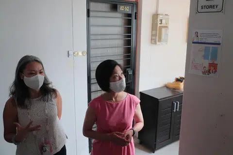 POSTER ANIMASI: Cik Carrie Tan (kiri) menerangkan kepada SMS Cik Sim Ann (kanan) poster animasi yang telah ditampal dengan harapan perokok akan elak merokok di tempat awam kerana terdapat kanak-kanak dan bayi di kawasan itu. - Foto BM oleh JASON QUAH.