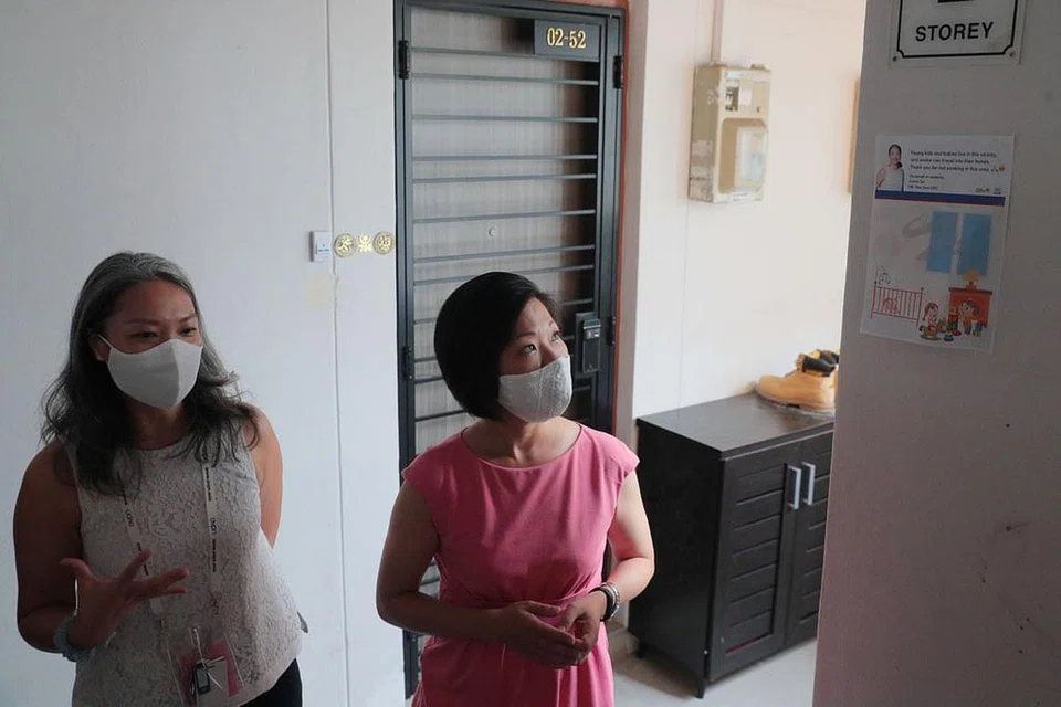 POSTER ANIMASI: Cik Carrie Tan (kiri) menerangkan kepada SMS Cik Sim Ann (kanan) poster animasi yang telah ditampal dengan harapan perokok akan elak merokok di tempat awam kerana terdapat kanak-kanak dan bayi di kawasan itu. - Foto BM oleh JASON QUAH.