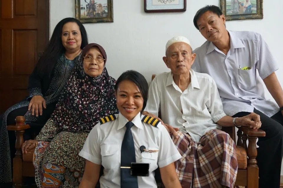 Cik Suzanna Seng (tengah) bersama keluarga kesayangan sebaik sahaja selesai mendarat bagi penerbangan di Singapura pada 2017. 
