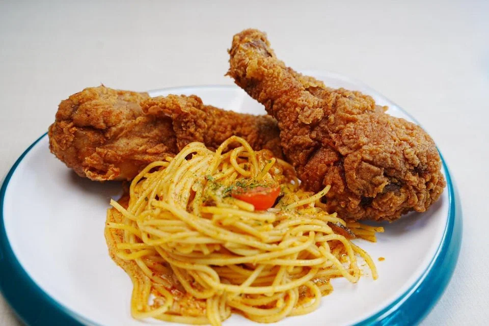 Antara hidangan istimewa mereka ialah pasta tomyam yang berharga $5.50 bagi pilihan ala carte dan $11 bagi tambahan dua ayam drumstik.