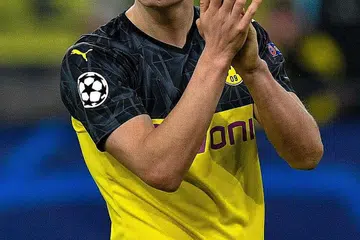 TERUS MENGANCAM: Haaland meraikan kemenangan 2-1 Borussia Dortmund ke atas Paris Saint-Germain selepas perlawanan kelmarin. - Foto AFP