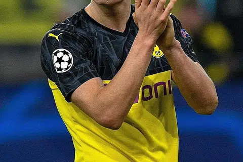 TERUS MENGANCAM: Haaland meraikan kemenangan 2-1 Borussia Dortmund ke atas Paris Saint-Germain selepas perlawanan kelmarin. - Foto AFP