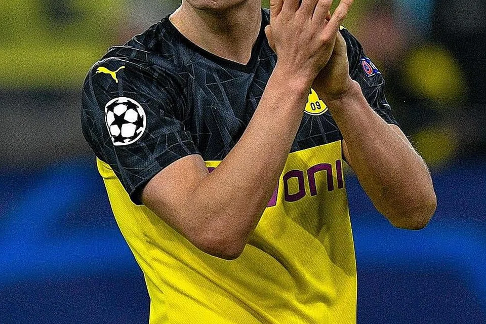 TERUS MENGANCAM: Haaland meraikan kemenangan 2-1 Borussia Dortmund ke atas Paris Saint-Germain selepas perlawanan kelmarin. - Foto AFP