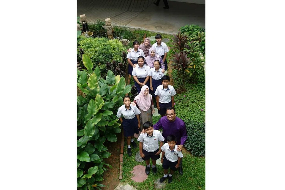 BERSATU TENAGA HASILKAN ANTOLOGI CERPEN: Guru-guru dan pelajar Sekolah Rendah Marsiling dan Sekolah Menengah Marsiling yang terlibat dalam penghasilan buku Kembara Tiga Sekawan. Guru-guru yang terlibat (dari atas) Cik Nuridahyu Mohd Noor, Cik Rita Zarina Mohd Nazeer, Cik Shikin Ali dan Encik Muhammad Azmi Yusri. - Foto oleh DJOHAN ABDUL RAHMAN`