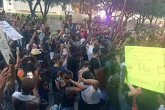 Penunjuk perasaan membantah di Dallas, Texas, kejadian polis menembak dua lelaki kulit hitam di Louisiana dan Minnesota, pada 7.Julai: 
