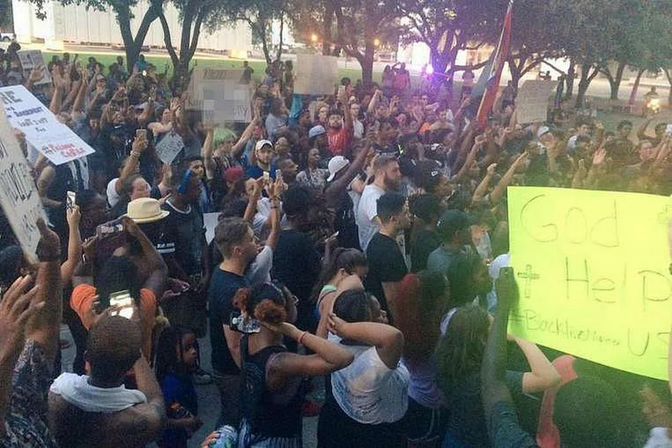 Penunjuk perasaan membantah di Dallas, Texas, kejadian polis menembak dua lelaki kulit hitam di Louisiana dan Minnesota, pada 7.Julai: 