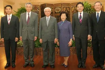 MAJLIS MENGANGKAT SUMPAH: Encik Lee Hsien Loong (dua dari kiri), Presiden Tony Tan dan isterinya, Cik Mary Tan, bergambar bersama menteri-menteri baru - Encik Tan Chuan-Jin (kiri) dan Encik Lawrence Wong (dua dari kanan), serta Menteri Negara baru, Encik Sam Tan (kanan), di Istana semalam. - Foto THE STRAITS TIMES