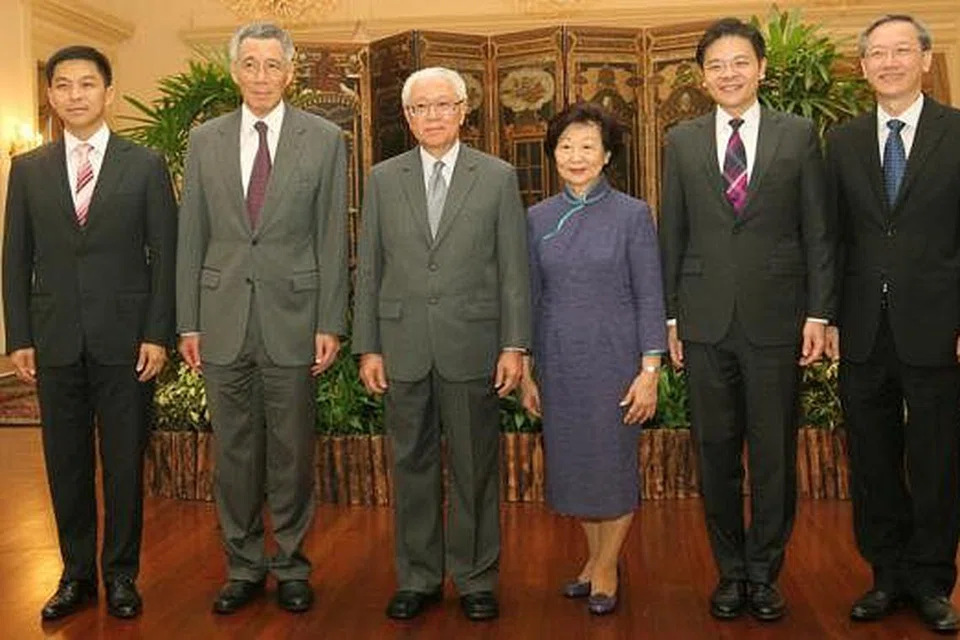 MAJLIS MENGANGKAT SUMPAH: Encik Lee Hsien Loong (dua dari kiri), Presiden Tony Tan dan isterinya, Cik Mary Tan, bergambar bersama menteri-menteri baru - Encik Tan Chuan-Jin (kiri) dan Encik Lawrence Wong (dua dari kanan), serta Menteri Negara baru, Encik Sam Tan (kanan), di Istana semalam. - Foto THE STRAITS TIMES
