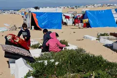 Para penduduk Palestin yang melarikan diri daripada bahang pertempuran kini mencari perlindungan dengan mendirikan khemah untuk berteduh di tanah perkuburan di Rafah, dekat sempadan Mesir.