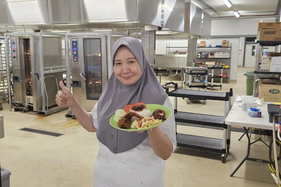 Tukang masak, Cik Bee Bee Jan Abdul Kadir, sudah menyertai lima Latihan Wallaby di Australia dan beliau menganggap setiap anggota tentera sebagai anaknya. 