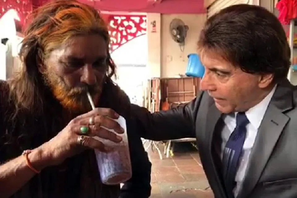 PRIHATIN: DJ Dave (kanan) ketika cuba memujuk Ben Nathan agar mendapatkan rawatan pemeriksaan kesihatan. - Foto BERITA HARIAN MALAYSIA