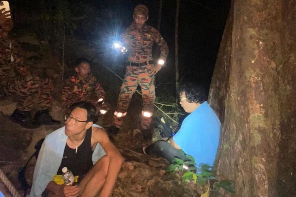 Kededua pendaki sedang tidur apabila ditemui pasukan penyelamat, berhampiran laluan trek pendakian ke puncak Gunung Mat Cincang, puncak kedua tertinggi di Langkawi.