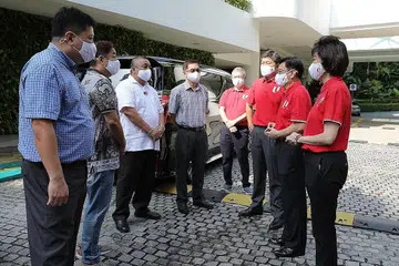 LAKUKAN KUNJUNGAN: Timbalan Perdana Menteri, Encik Heng Swee Keat (tujuh dari kiri), bertemu dengan dua pemandu teksi dan dua pemandu kenderaan sewa privet semasa melawat ke Shangri-La's Rasa Sentosa Resort & Spa. Bersama beliau ialah Presiden NTUC Cik Mary Liew (lapan dari kiri) dan Setiausaha Agung Encik Ng Chee Meng (enam dari kiri). Encik Mohamad Azan (tiga dari kiri). - Foto MCI