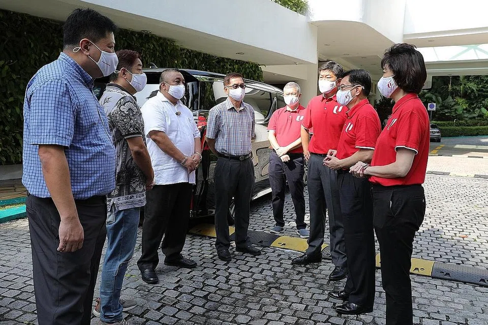 LAKUKAN KUNJUNGAN: Timbalan Perdana Menteri, Encik Heng Swee Keat (tujuh dari kiri), bertemu dengan dua pemandu teksi dan dua pemandu kenderaan sewa privet semasa melawat ke Shangri-La's Rasa Sentosa Resort & Spa. Bersama beliau ialah Presiden NTUC Cik Mary Liew (lapan dari kiri) dan Setiausaha Agung Encik Ng Chee Meng (enam dari kiri). Encik Mohamad Azan (tiga dari kiri). - Foto MCI