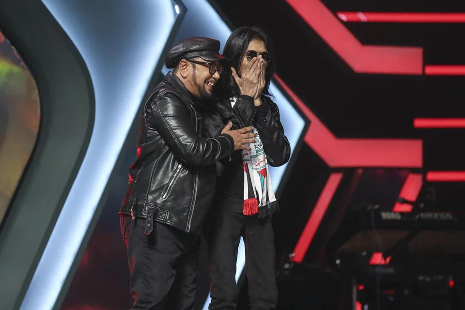 TERIMA SEADANYA: Apabila Ayai Illusi (kiri) diumumkan sebagai peserta yang tersingkir, beliau menerimanya dengan reda. Zamani pula dengan markah kedua terendah mara ke konsert minggu keenam ‘All Stars Gegar Vaganza’.