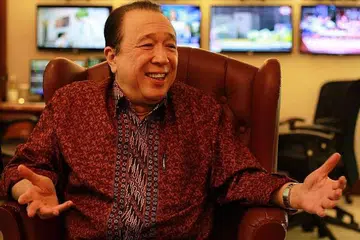 Encik Peter Sondakh mengetuai Rajawali Group, yang memiliki kepentingan mengawal dalam Eagle High. Hartawan Indonesia ini mempunyai hubungan lama dengan Perdana Menteri Datuk Seri Najib Razak. 