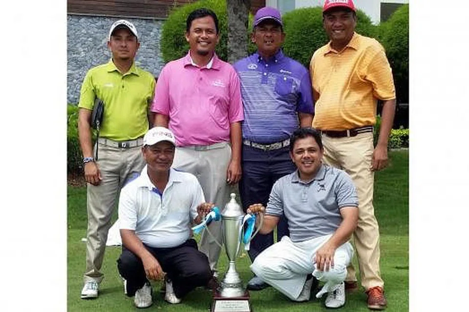 SIAP TURUN PADANG: (Barisan depan, kiri) Kapten Johor, Solhairy Mohd Sharif, memegang trofi kejuaraan Piala Temasek 2016, di samping kapten Singapura, Mohd Said Abdul Latif. Bersama mereka ialah rakan pemain (dari kiri) Mohd Ali Abd Hafidz (Johor), Mohd Rizal Mohmad Sahibek (Johor), Abdul Malek Mohd Jawal (Singapura) dan Haji Samsudin Omar (Singapura). - Foto MS CLASSIC