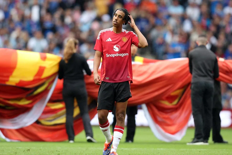 Pemain pertahanan baru Manchester United, Leny Yoro,  akan terlepas beberapa perlawanan awal EPL dek kecederaan kaki semasa perlawanan pramusim menentang Arsenal.