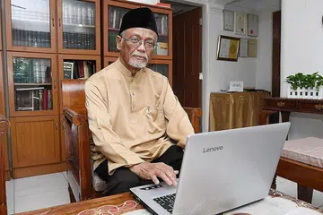Ustaz Pasuni Maulan (gambar atas).