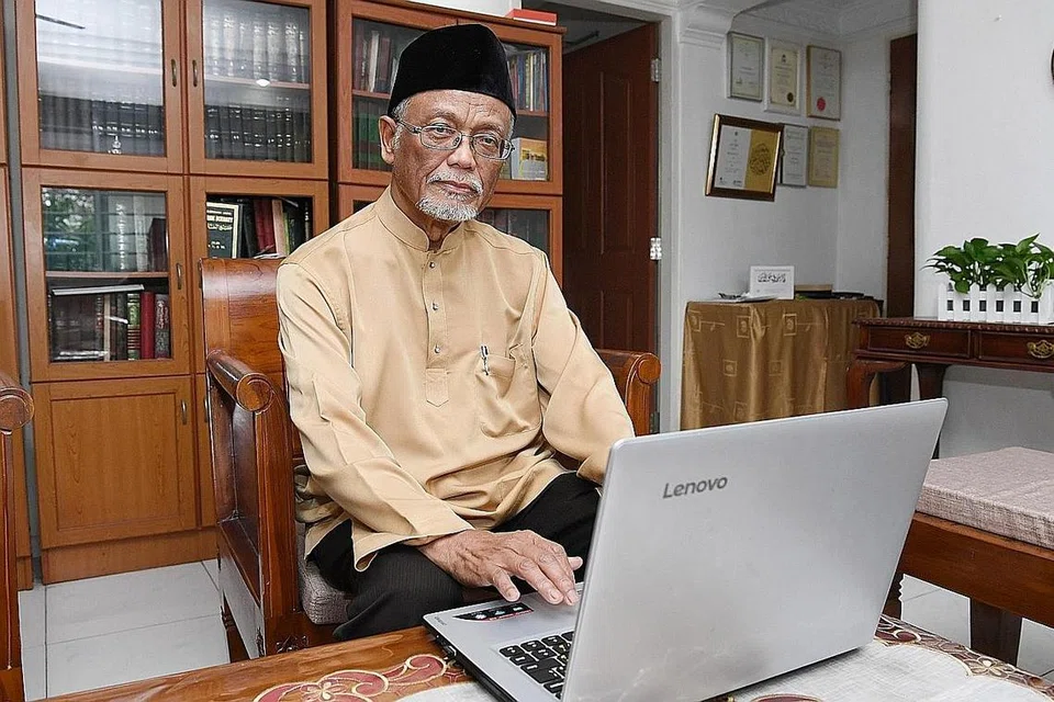 Ustaz Pasuni Maulan (gambar atas).