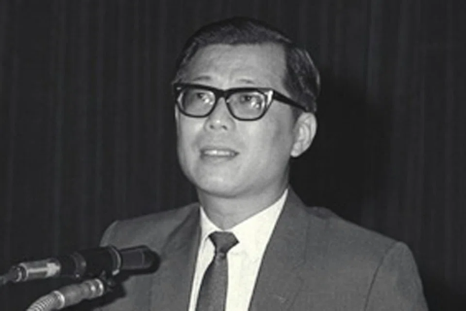 ENCIK ONG PANG BOON: Menteri Pendidikan semasa zaman pembangunan awal Singapura terlibat dalam usaha melakar Ikrar Negara. Foto diambil pada 1965. - Foto fail