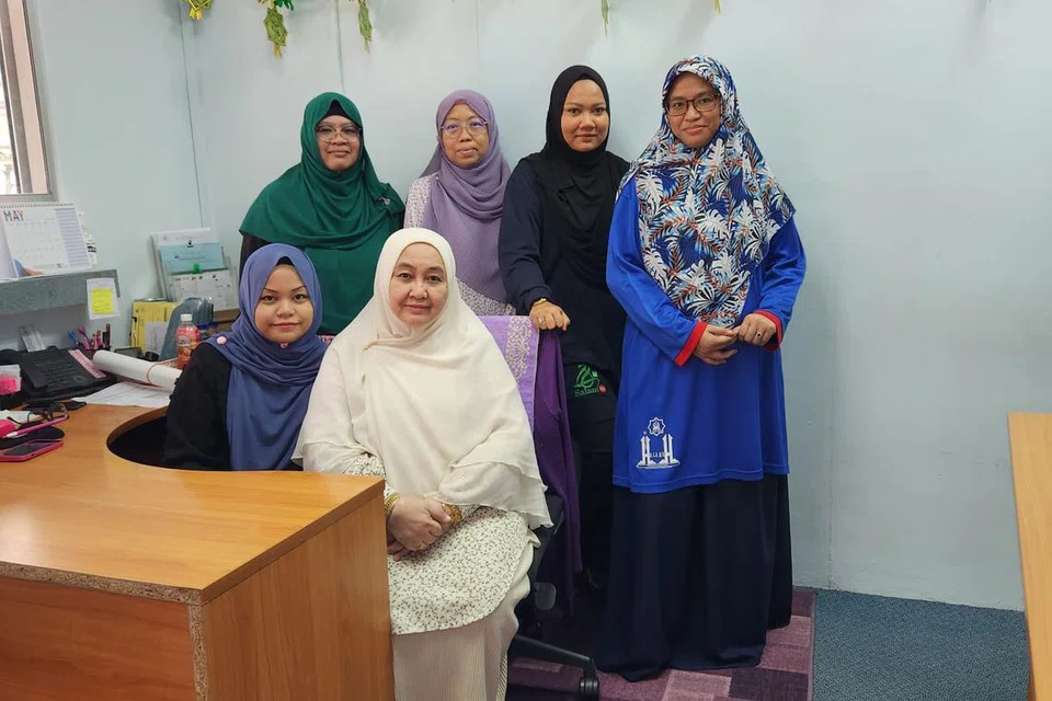 DI SEBALIK TABIR: Barisan warga kerja perkhidmatan korporat Masjid Hasanah yang menerima dan menguruskan pembayaran khidmat ibadah korban di luar negara.