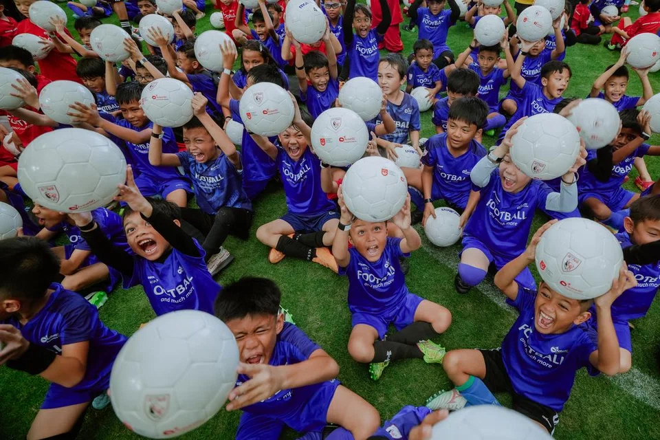 Lebih daripada 3,000 kanak-kanak lelaki dan perempuan berusia antara 3 hingga 16 tahun membawa pulang bola sepak edisi khas – selepas berpeluang bermain sukan itu di Stadium Negara menerusi Fiesta Akademi Bola Sepak ActiveSG (AFA) yang berlangsung dari 2 hingga 3 Ogos.