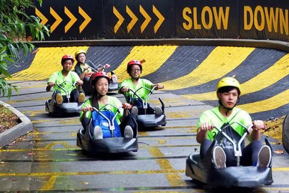 SERONOKNYA: Pelajar Sekolah Menengah Serangoon Gardens memahami konsep fizik secara menyeronokkan apabila menaiki luge. - Foto KHALID BABA