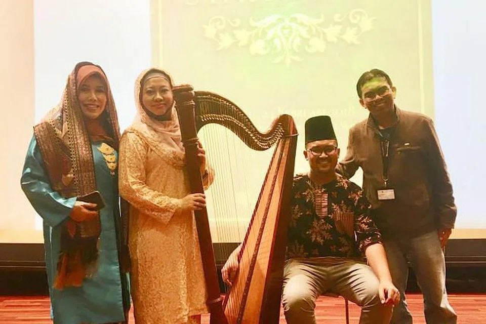 HAP PENGIRING SYAIR: Mahani Mahmod (kiri) dan Siti Zahrah Mahmod yang mahir membawakan lagu asli turut membuat persembahan dalam 'Syairpura' bersama Megat Firdaus yang menggunakan alat muzik hap untuk mengiringi persembahan. Di kanan ialah Herman Rothman daripada NLB. - Foto BH oleh HANIM SALEH