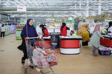 HARGA RAHMAH: Orang ramai mendapatkan barangan pada harga Rahmah semasa tinjauan di sebuah pasaraya di Jabi