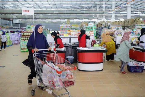 HARGA RAHMAH: Orang ramai mendapatkan barangan pada harga Rahmah semasa tinjauan di sebuah pasaraya di Jabi