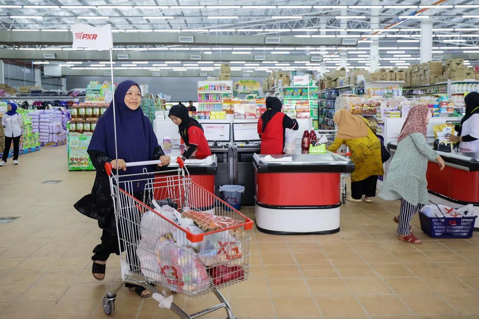 HARGA RAHMAH: Orang ramai mendapatkan barangan pada harga Rahmah semasa tinjauan di sebuah pasaraya di Jabi