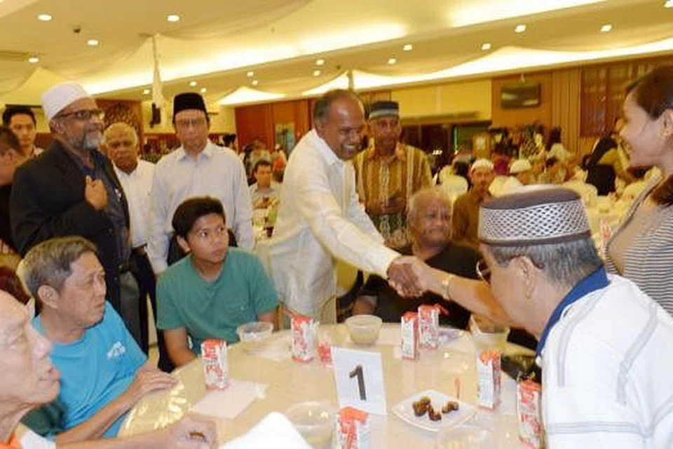 AGIH HABUAN: Encik Shanmugam meraikan golongan memerlukan, pemimpin masyarakat dan wakil pelbagai pertubuhan agama di majlis iftar anjuran Jamiyah. - Foto TUKIMAN WARJI