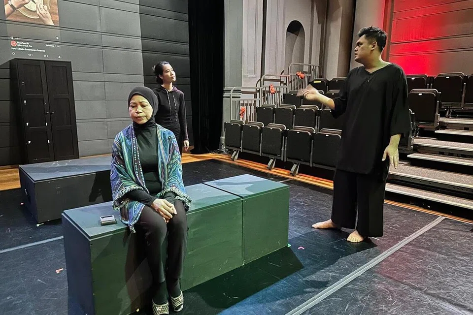 Bagi Hafidz Abdul Rahman (kanan), kandungan seram tidak terhad kepada kandungan dalam talian sahaja, beliau turut menulis dan mengadakan pementasan teater. Bersama dalam gambar ialah pelakon yang menjayakan pementasan, ‘Cerita Hantu’ (dari kiri), Nurijah Sahat dan Azzy Mozerin. 