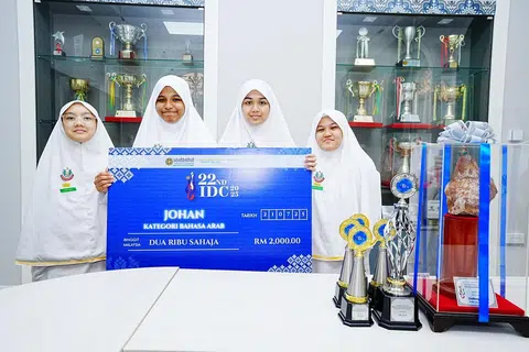 Johan menerima piala dan juga wang tunai RM2000.