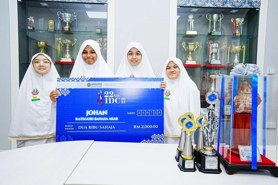 Johan menerima piala dan juga wang tunai RM2000.