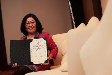 DIBERI PENGHARGAAN: Cik Sriyah yang telah bekerja di bawah majikan yang sama selama 22 tahun diberi pengiktirafan sewaktu majlis penyampaian Anugerah Perkhidmatan Lama FDW yang diadakan kelmarin. - Foto BH oleh KELVIN CHNG