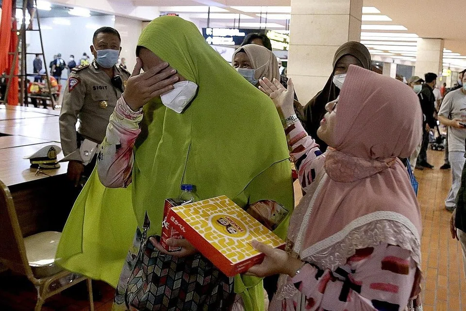 TRAGEDI: Anggota keluarga penumpang pesawat Sriwijaya Air tiba di pusat krisis di Lapangan Terbang Antarabangsa Soekarno-Hatta berikutan laporan bahawa pesawat Sriwijaya Air SJ182 terputus hubungan sejurus selepas berlepas. Menurut seorang jurucakap syarikat penerbangan, hubungan dengan Sriwijaya Air penerbangan SJ182 terputus pada 09 Januari 2021 sejurus pesawat itu berlepas dari lapangan terbang di Jakarta ketika dalam penerbangan ke Pontianak di provinsi Kalimantan Barat. Operasi mencari sedang dijalankan. - Foto EPA-EFE 