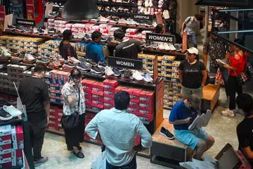 Hanya tiga daripada 14 kategori runcit menyaksikan peningkatan jualan tahun ke tahun pada April.