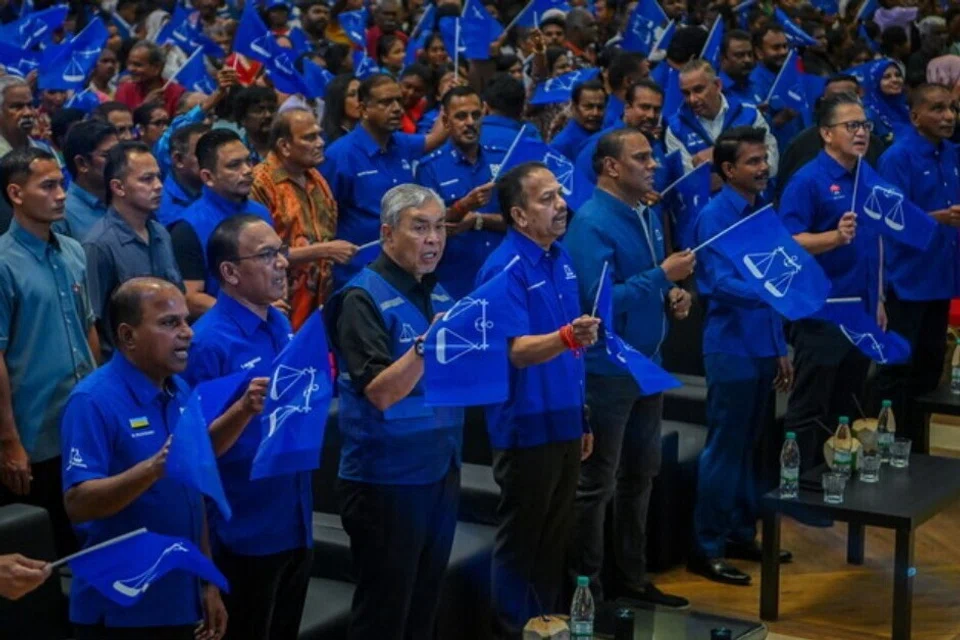 Pengerusi Barisan Nasional (BN), Datuk Seri Dr Ahmad Zahid Hamidi (tiga dari kiri), mengetuai percaturan persefahaman parti itu dengan gabungan pembangkang, Perikatan Nasional (PN) untuk mendepani Pilihan Raya Negeri (PRN) Negeri Sembilan ke-16.