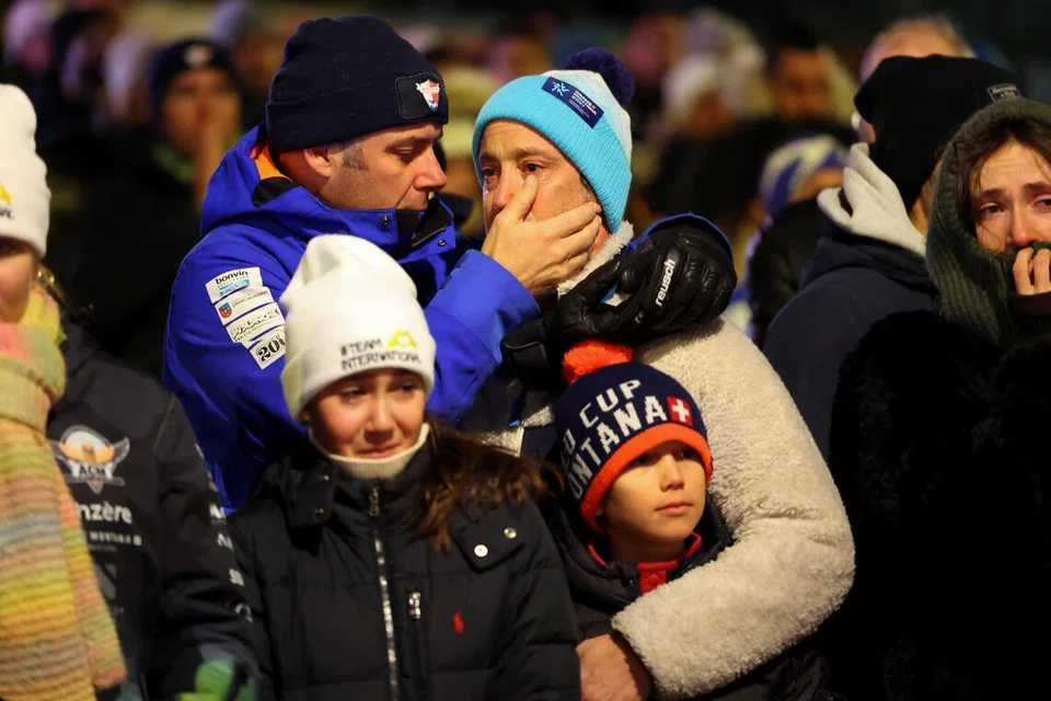 Orang ramai kesedihan di luar bar “Le Constellation” selepas kebakaran dan letupan berlaku semasa sambutan Malam Tahun Baru, yang mengorbankan puluhan individu dan mencederakan yang lain, menurut polis Switzerland, di pusat peranginan ski mewah Crans-Montana di barat daya Switzerland, pada 1 Januari 2026.