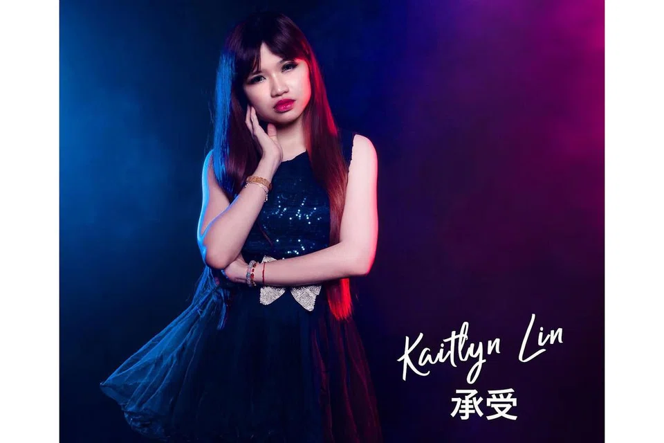 RAIH SAMBUTAN BAIK: Cheng Shou, yang merupakan lagu pertama bakat YouTube dan pengacara dwibahasa, Kaitlyn Lin, menduduki tangga ke-10 Carta iTunes Singapura. - Foto VOZ MANAGEMENT