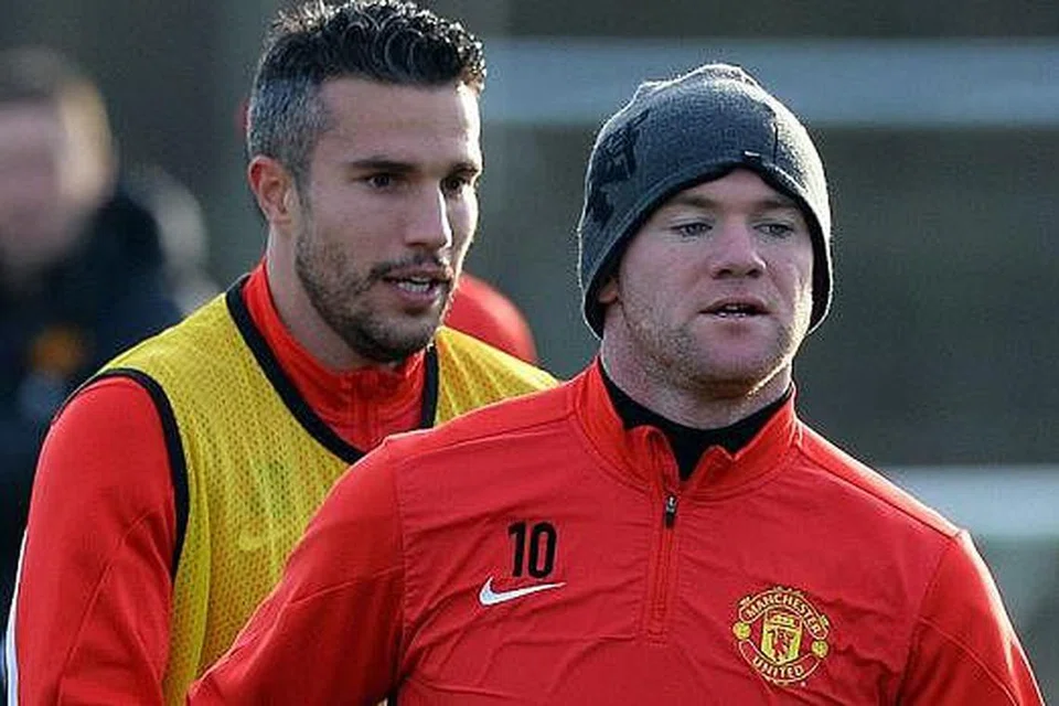 TOLONG CEPAT KEMBALI!: Wayne Rooney (depan) dan Robin van Persie kembali berlatih, sekali gus menaikkan harapan Manchester United dan para peminat agar kelab itu kembali bangkit selepas persembahan yang begitu teruk sejak kebelakangan ini. - Foto AFP